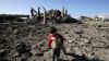 Un jeune Palestinien dans les ruines d'une maison de Rafah. (AP Photo/Eyad Baba)